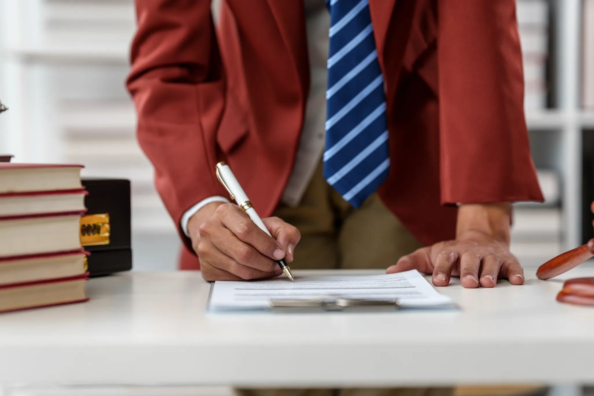 إعداد الإشعارات القانونية والوثائق